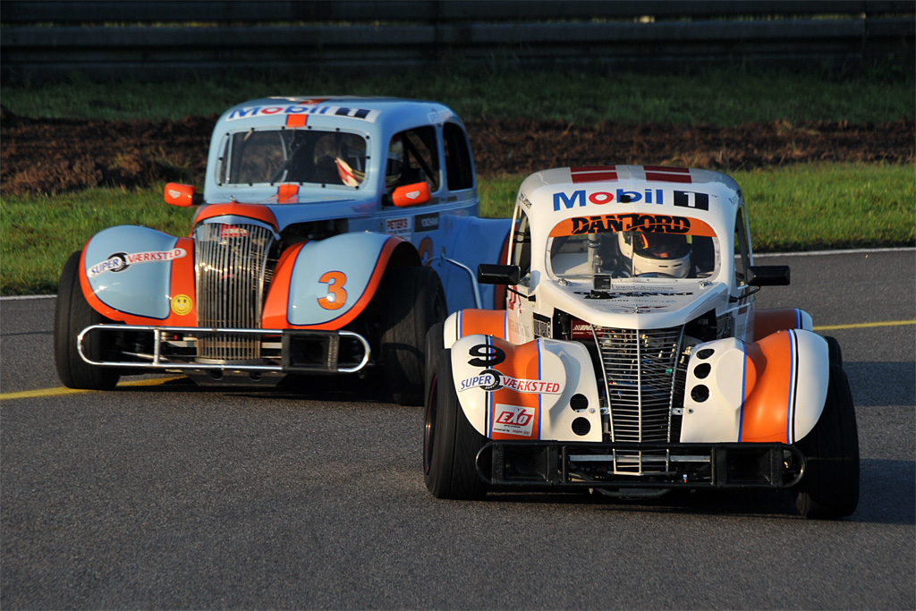 Kasper H. Jensen (th) tog titlen før tid i OK Mobil 1 Legend Car Cup, selv om bl.a. Mathias Storbank (tv) pressede ham på Padborg Park